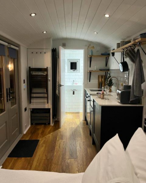 Luxury Shepherds Hut - The Sweet Pea by the lake
